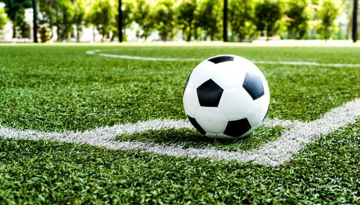 Futbol, tenis, basketbol ve çok amaçlı sahalar için üretilen spor çimleri, zemin güvenliği ve oyun performansı açısından idealdir.