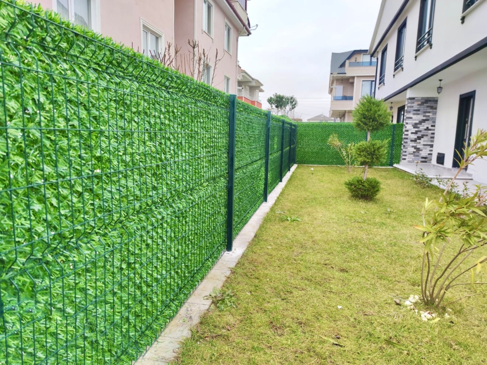 Dekoratif çim çitler, bahçe ve duvarlar için estetik bir gizlilik ve güvenlik çözümüdür. UV dayanımlı, bakımı kolay ve uzun ömürlüdür.