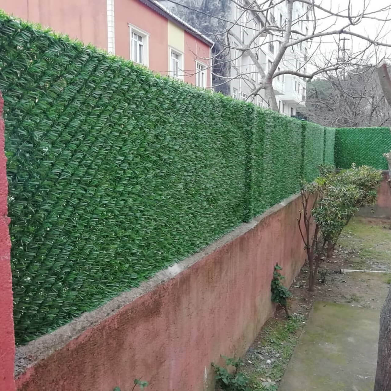 Dekoratif çim çitler, bahçe ve duvarlar için estetik bir gizlilik ve güvenlik çözümüdür. UV dayanımlı, bakımı kolay ve uzun ömürlüdür.