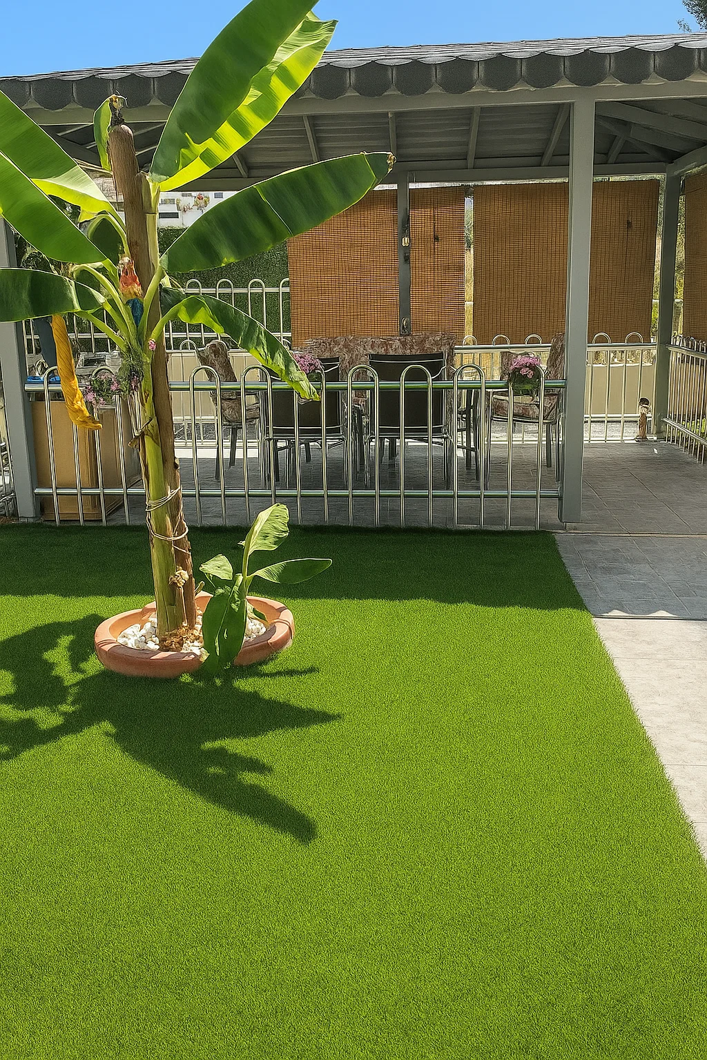 Dayanıklı ve gerçek görünümlü peyzaj çim halı – bahçe, balkon ve dış mekan dekorasyonu için ideal yapay çim kaplama