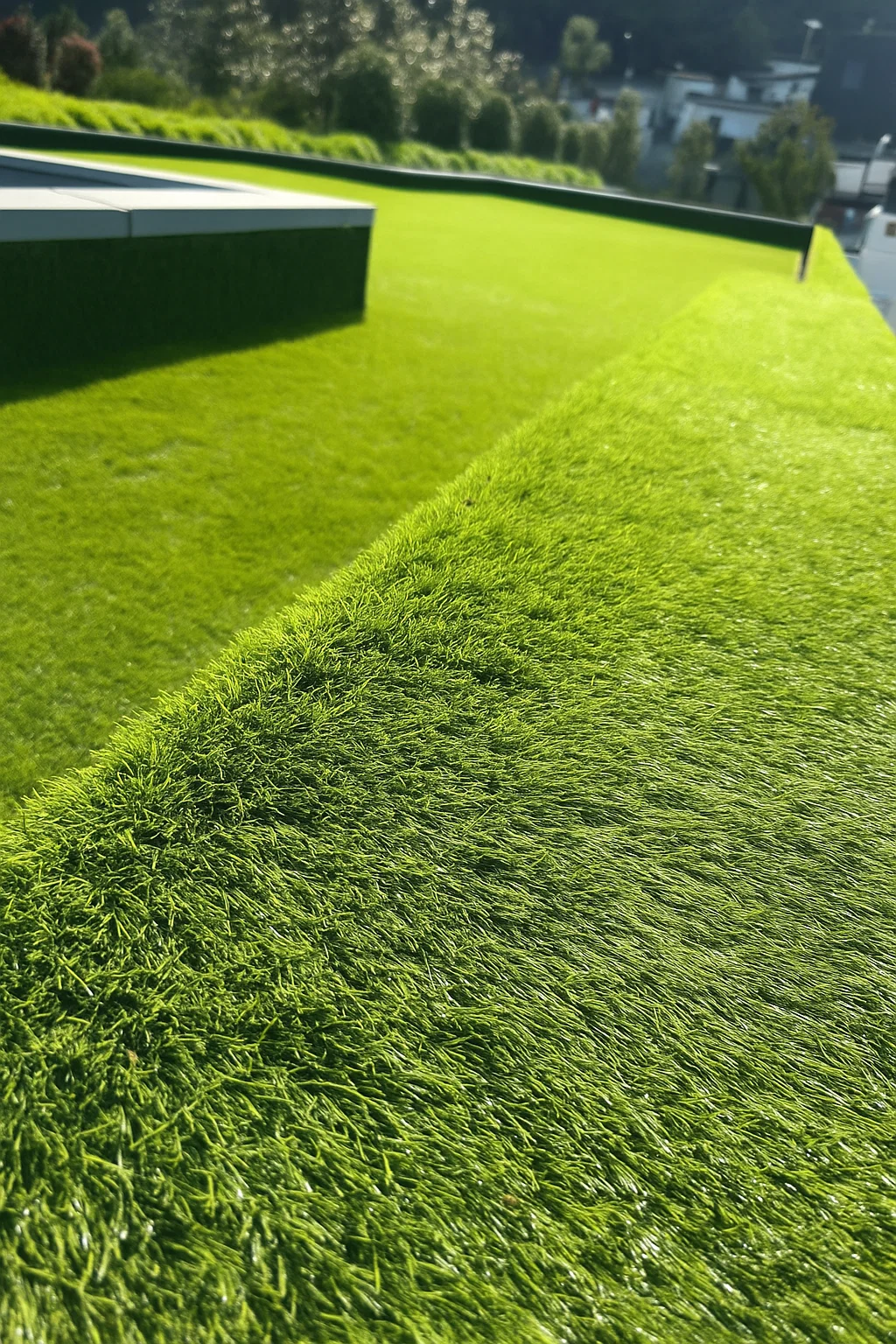 Dayanıklı ve gerçek görünümlü peyzaj çim halı – bahçe, balkon ve dış mekan dekorasyonu için ideal yapay çim kaplama