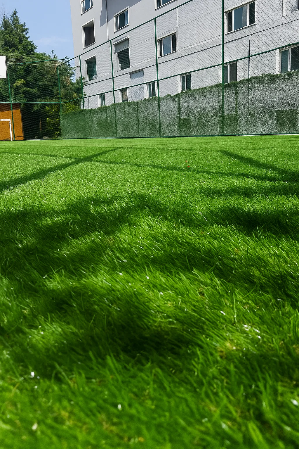 Dayanıklı ve gerçek görünümlü peyzaj çim halı – bahçe, balkon ve dış mekan dekorasyonu için ideal yapay çim kaplama