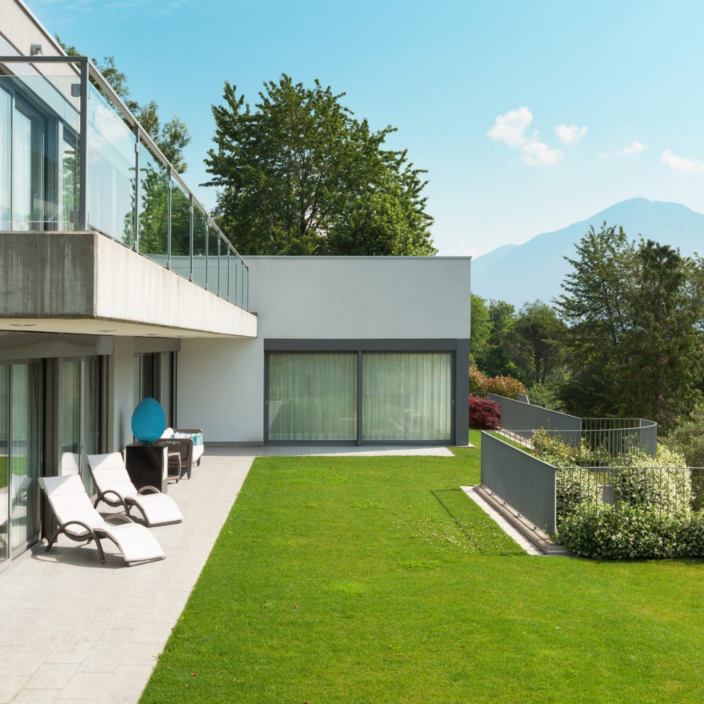 Dayanıklı ve gerçek görünümlü peyzaj çim halı – bahçe, balkon ve dış mekan dekorasyonu için ideal yapay çim kaplama