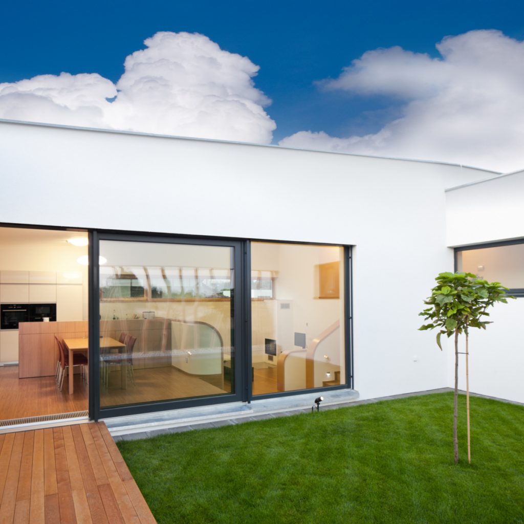 Dayanıklı ve gerçek görünümlü peyzaj çim halı – bahçe, balkon ve dış mekan dekorasyonu için ideal yapay çim kaplama